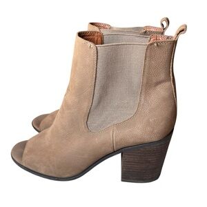 Lucky Brand Women’s Kassidy Open Tow Chelsea Tan Heeled Ankle Boot Size 8.5M